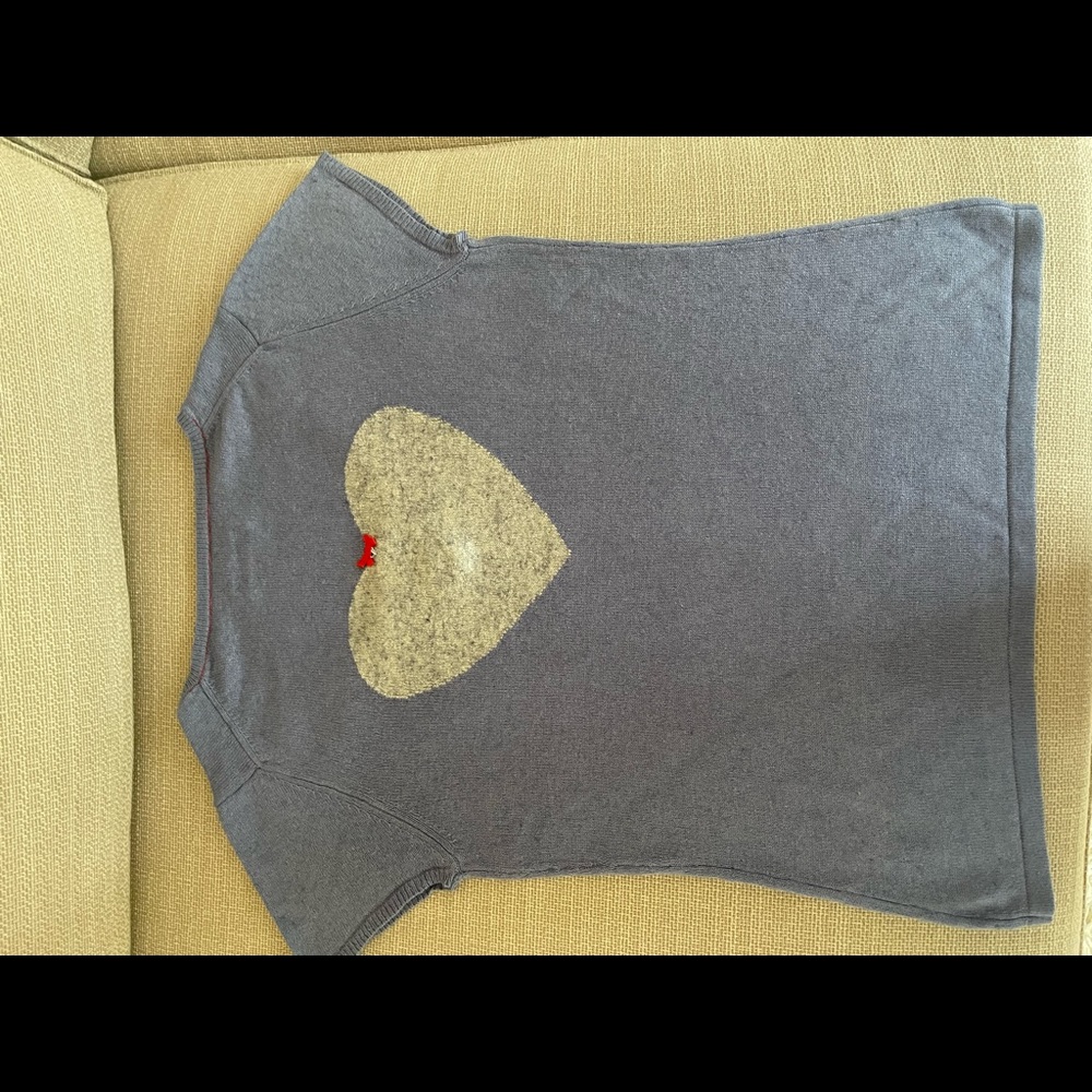 Knitted top with a heart on the back.very cool and noble